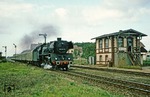 Mit 120 km/h jagt 03 0074 vor D 715 durch den Bahnhof Jatznick auf Pasewalk zu. (12.09.1978) <i>Foto: Joachim Bügel</i>