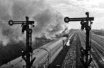 Eine 03.10 passiert auf der Fahrt nach Süden den Güterbahnhof von Hamburg-Harburg. (19.02.1958) <i>Foto: Walter Hollnagel</i>