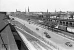 Die Altonaer 03 259 führt einen Touropa-Sonderzug auf der Hamburger Pfeilerbahn am Oberhafen. Walter Hollnagel stand auf dem Dach des Schuppens 24/25 an der Versmannstraße. (20.06.1959) <i>Foto: Walter Hollnagel</i>