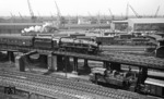 Während 01 1061 dem Hamburger Hauptbahnhof entgegen strebt, rangiert 94 1597 am ehemaligen Hannoverschen Güterbahnhof. (22.05.1959) <i>Foto: Walter Hollnagel</i>