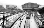 Blick von der Altmannbrücke auf die winterliche Südausfahrt des Hamburger Hauptbahnhofs mit zwei begegnenden S-Bahnzügen. Es ist 15.10 Uhr: Im Hintergrund warten eine V 200 vor dem vereinigten F 30211 "Holland-Skandinavien-" und "Italia-Express" (planmäßige Abfahrt 14.56 Uhr) und eine 41 (wahrscheinlich die Lübecker 41 342) auf Ausfahrt. (02.1963) <i>Foto: Walter Hollnagel</i>