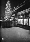 Im ersten Kriegswinter herrschte noch weihnachtliche Stimmung ohne Kriegsverdunklung im Hamburger Hauptbahnhof. (12.1939) <i>Foto: Walter Hollnagel</i>