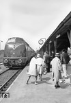 V 200 080 trifft mit einem Schnellzug im deutsch-niederländischen Grenzbahnhof Emmerich ein. (21.06.1962) <i>Foto: Walter Hollnagel</i>