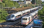 Begegnung zweier ICE-Generationen: 407 009 macht als ICE 606 nach Dortmund Station in Solingen Hbf, während sich ein 401 als IC 1029 auf dem Weg nach Nürnberg befindet. (12.06.2014) <i>Foto: Joachim Bügel</i>