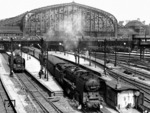 Die Altonaer 03 247 verlässt den noch durch Kriegseinwirkungen gekennzeichneten Hamburger Hauptbahnhof. Links wartet 50 557. (04.06.1949) <i>Foto: Walter Hollnagel</i>
