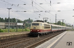 Am ehemaligen Bahnbetriebswerk in Wuppertal-Vohwinkel rauscht 103 235 vor IC 119 vorbei. (15.06.2014) <i>Foto: Wolfgang Bügel</i>