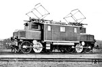 Mit dem Entscheid für eine Gleichstromelektrifizierung der Berliner S-Bahn musste für das bereits bestellte Material, insbesondere die Fahrmotoren, eine andere Verwendung gefunden werden. So, wie die Triebgestelle EB aus der Fertigung der späteren E 71 entnommen wurden, nutzte man nun in umgekehrter Richtung die Ausrüstung zum Bau von Drehgestell-Lokomotiven, die 1924 in Betrieb gingen. So übernahm die Baureihe 42 nach ihrer Indienststellung im Jahr 1924 den Personenzugdienst auf den Strecken der Schlesischen Gebirgsbahn statt in Berlin. E 42 15 wurde am 01.11.1924 als EP 215 von AEG an das Bw Dittersbach geliefert. Dort war sie wohl bis zum Frühjahr 1945 eingesetzt und dann betriebsfähig als Reparation in die UdSSR abgefahren worden. Das weitere Schicksal ist unbekannt, wahrscheinlich ist sie aber dort verschrottet worden. (1924) <i>Foto: RVM (Werkfoto)</i>