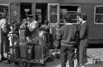 Dieser besondere Service eines Gepäckträgers in Hamburg Hbf sorgte sicherlich damals schon für ein entspanntes Reisen. (1955) <i>Foto: Walter Hollnagel</i>