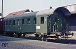 Bi-Wagen Nr. 82777 Nür war wohl die letzte im planmäßigen Personenzugverkehr eingesetzte "Donnerbüchse" bei der DB und fuhr die 5 km lange Stichstrecke Falls - Gefrees rauf und runter. Dieser Wagen wurde 1926 als vierte Klasse-Wagen Di-26 von der DRG beschafft und hieß später Cid-26. Es ist ein Vorläufer der in großer Stückzahl beschafften Donnerbüchsen, es gab von diesem genau 77 Stück. Er wird als BLV 3 des Bayerischen Localbahnvereins erhalten. (25.03.1973) <i>Foto: Wolfgang Bügel</i>