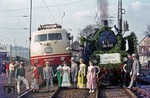 Zusammentreffen der Sonderzüge mit 103 189 und 24 009 und dem Anlaß entsprechend kostümierten Statisten anläßlich des 125 jährigen Jubiläums der Friedrich-Wilhelm-Nordbahn im Bahnhof (Hofgeismar-) Hümme. (31.03.1973) <i>Foto: Wolfgang Bügel</i>