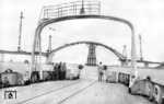 Blick vom Fährschiff "Schleswig Holstein" auf die Baustelle des markanten Brückenbogens der neuen Fehmarnsundbrücke. Der Bogen wird eine Spannweite von 248 m und eine Länge von fast 270 m erreichen. (14.09.1962) <i>Foto: Walter Hollnagel</i>