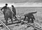 Ein besonderes Ärgernis waren die von Partisanen maßgeblich in der Ukraine verübten Anschläge auf die Eisenbahn, brachten doch gezielt platzierte Minen Lokomotiven zum Entgleisen, wodurch der Nachschub ins Stocken geriet. Hier wurde eine solche Sprengstelle entdeckt, bevor sie durch Überfahren eines Zuges größeren Schaden anrichten konnte. (1943) <i>Foto: Walter Hollnagel</i>