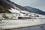 Durch das frisch eingeschneite Kinzigtal bei Schiltach rollt 038 772 Hausach entgegen. (03.04.1973) <i>Foto: Wolfgang Bügel</i>
