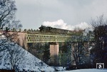 Auf dem 213 m langen Lauterbad-Viadukt bei Loßburg-Rodt fährt 038 772 mit N 4142 Freudenstadt entgegen. (03.04.1973) <i>Foto: Wolfgang Bügel</i>