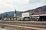 038 711 steht mit N 4142 am Hausbahnsteig in Hausach für die Rückfahrt nach Freudenstadt bereit. (04.04.1973) <i>Foto: Wolfgang Bügel</i>