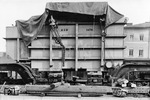 Dieser 110 t schwere Transformator der Siemens-Schuckert-Werke ist im vogtländischen Bahnhof Oelnitz angekommen und wird nun vom Tiefladewagen auf den Straßenroller umgeladen. (23.09.1939) <i>Foto: RVM</i>