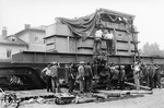 Danach wird der Transformator auf einen Tragrahmen gesetzt und unter Zuhilfenahme von Flaschenzügen der Seitenträger angebracht. (23.09.1939) <i>Foto: RVM</i>