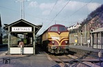 Von den diesel-elektrischen Lokomotiven der Reihe 1800 beschaffte die Chemins de Fer Luxembourgeois (CFL) in den Jahren 1963/64 insgesamt 20 Lokomotiven. CFL 1817 rauscht hier mit einem Schnellzug nach Luxemburg durch den Bahnhof Karthaus.  (14.04.1973) <i>Foto: Wolfgang Bügel</i>
