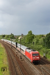 Die Baureihe 101 wurde ab 1996 als Ersatz für die damals etwa 25 Jahre Baureihe 103 beschafft, wird aber wohl niemals deren Kultstatus erreichen. Die erste Lok der Baureihe entflieht hier vor IC 2311 (Westerland - Stuttgart) einem aufziehenden Gewitter bei Langenfeld im Rheinland. (09.05.2014) <i>Foto: Joachim Bügel</i>
