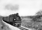 99 704 mit einem Güterzug auf der 750mm Bottwartalbahn bei Großbottwar. (15.04.1964) <i>Foto: Heinz Hangarter</i>