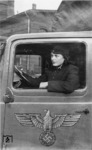 Vor dem Hintergrund des Arbeitskräftemangels im Zweiten Weltkrieg mussten alle verfügbaren Ressourcen mobilisiert werden. So wurden vom NS-Regime alle Register der Indoktrination gezogen, zu denen auch solche werbewirksamen Fotos zählten, die weibliche Arbeitskräfte, wie hier als Kraftwagenfahrerin bei der Reichsbahn, anwerben sollten. (1942) <i>Foto: RVM (Ittenbach)</i>