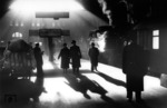 Meisterhaft von Walter Hollnagel in Szene gesetzt wurde die Stimmung in der Licht durchfluteten Halle des Bahnhofs Hamburg-Altona. Am Bahnsteig 6 hat eine 74 einen Schnellzug nach Berlin (Abfahrt 12.54 Uhr) bereitgestellt, daneben ist der D 86 nach Basel angeschlagen. (01.1952) <i>Foto: Walter Hollnagel</i>