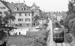 221 143 hat um 10.16 Uhr mit E 3071 nach Nürnberg den Bahnhof Backnang verlassen. Die weiße Wäsche dürfte diesmal nicht zu Schaden gekommen sein. (06.09.1975) <i>Foto: Burkhard Wollny</i>