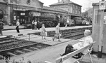 Abschied vom Dampfbetrieb im Bahnhof Lauda mit 023 058 und 052 838 vor N 7519 nach Bad Mergentheim. (27.09.1975) <i>Foto: Burkhard Wollny</i>