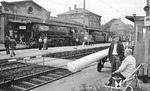 Alltagsszene zum Ende des Dampfbetriebs im Bahnhof Lauda. Vor N 7519 warten 023 058 und 052 828. (27.09.1975) <i>Foto: Burkhard Wollny</i>