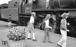 Kleine Bewunderer an 023 058 im Bahnhof Lauda, die sich an diesem Tag letztmalig vor N 7543 auf den Weg nach Crailsheim machte. (27.09.1975) <i>Foto: Burkhard Wollny</i>