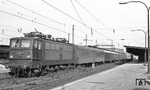242 067 (LEW, Baujahr 1965) wartet abgestellt im Bahnhof Zwickau auf den nächsten Einsatz. (04.10.1975) <i>Foto: Burkhard Wollny</i>