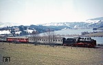 Am Niedersonthofener See bei Martinszell (Allgäu) rollt 24 009 mit Sonderzug E 21298 vorbei. (23.04.1973) <i>Foto: Wolfgang Bügel</i>