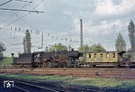 Auf dem Rückweg vom Angertal wurde die Wedauer 052 183 (50 2183) mit den alten Länderbahnwagen an der Signalwerkstätte des Bw Wuppertal-Vohwinkel angetroffen. (11.05.1973) <i>Foto: Wolfgang Bügel</i>