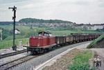 Auch das konnte im Angertal passieren: Statt der erhofften 50er kam eine V 100 um die Ecke, hier die Wuppertaler 212 317 mit dem Nahgüterzug aus Wülfrath. (12.05.1973) <i>Foto: Wolfgang Bügel</i>