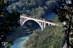 SZ 33-037 (ex HDZ 30-022, Henschel, Baujahr 1944) mit einem Sonderzug Richtung Jesenice auf der 220m langen Solcanobrücke über den Soca (Isonzo). Die Brücke gilt mit einer Spannweite von 85m als größte gemauerte Eisenbahn-Bogenbrücke der Welt. (11.08.2011) <i>Foto: Stefan Jurasovits   </i>