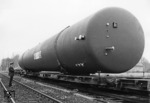 Spezialtransport eines Tankbehälters, der sorgfältig vom Wagenmeister abgenommern wird. (1971) <i>Foto: Krüger</i>