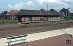 Dieser alte Fachwerküberbau zur Bahnsteigunterführung war noch 1980 im Bahnhof Quakenbrück an der Strecke Oldenburg - Osnabrück zu finden. (01.09.1980) <i>Foto: Peter Schiffer</i>
