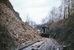 Am 7. März 1981 fuhr E 3283 (Köln-Dieringhausen) in einen abgerutschten Hang bei Honrath (zwischen Rösrath und Overath). Die führende 212 des Bw Dieringhausen und 2 Byg-Wg entgleisten (Foto), es gab 2 Verletzte. Zunächst wurde ein Schienenersatzverkehr zwischen Honrath und Rösrath eingerichtet, ab Montag, den 9.3. verkehrte ein Teil der Züge über Rösrath bis Honrath, die Strecke selbst blieb bis 05. April gesperrt. (08.03.1981) <i>Foto: Peter Schiffer</i>