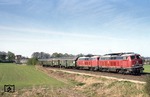 215 041 und 215 037 mit einem Nahverkehrszug nach Gerolstein bei Kalscheuren. (18.04.1982) <i>Foto: Peter Schiffer</i>