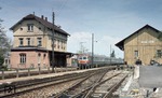 Ein Wendezug fährt in den Bahnhof Warthausen ein. Hier begegnet die württembergische Südbahn (Ulm - Friedrichshafen) auch der 750mm Schmalspurbahn nach Ochsenhausen ("Öchsle"). (18.05.1982) <i>Foto: Peter Schiffer</i>