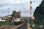 118 013 mit einem Nahverkehrszug nach Treuchtlingen im Altmühltal bei Dollnstein. (24.05.1982) <i>Foto: Peter Schiffer</i>