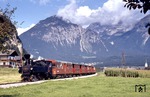 Vor der Kulisse des Karwendelgebirges ist Lok 2 der Zillertalbahn bei Schlitters unterwegs. (24.08.1982) <i>Foto: Peter Schiffer</i>