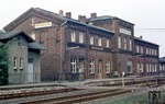 Der Bahnhof Bad Oeynhausen Süd liegt in der westfälischen Kurstadt Bad Oeynhausen an der Strecke Löhne – Hameln – Hildesheim (Weserbahn). Mit dem umgangssprachlich als „Nordbahnhof“ oder „Hauptbahnhof“ bezeichneten Bahnhof Bad Oeynhausen (Strecke Hamm - Minden) ist er durch die etwa 800 Meter lange Bahnhofstraße verbunden. (16.09.1982) <i>Foto: Peter Schiffer</i>