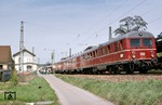 425 118 am Haltepunkt Heidelsheim nahe Bruchsal. Am Triebwagen sind keine Autotransportwagen angehängt, es kreuzte lediglich ein Güterzug. (21.04.1983) <i>Foto: Peter Schiffer</i>