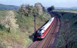 613 617 passiert als Nt von Braunschweig nach Kreiensen das Einfahrsignal von Neuekrug-Hahausen. (03.05.1983) <i>Foto: Peter Schiffer</i>