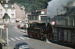 Durch die Straßen von Altena in Westfalen dampft die 1930 bei Jung gebaute Lok 22 der Kreis-Altenaer Eisenbahn (KAE).  (1959) <i>Foto: Robin Fell</i>