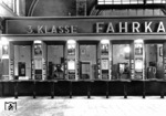 Fahrkartenschalter der 3. Klasse im Kölner Hauptbahnhof. (1936) <i>Foto: RVM</i>