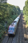 Die für einen Berliner Fußballverein werbende 101 144 mit Güterzug (!) EZ 51226 von Seelze nach Gremberg bei Langenfeld-Galkhausen. (17.07.2014) <i>Foto: Joachim Bügel</i>