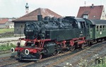 In der letzten Betriebswoche mit Dampf steht 064 097 mit N 3824 nach Weiden im Bahnhof Eslarn bereit. (30.05.1973) <i>Foto: Wolfgang Bügel</i>