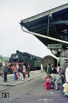 Zahlreiche Reisende erwarten N 3824 mit 064 097 im Bahnhof Vohenstrauss. (30.05.1973) <i>Foto: Wolfgang Bügel</i>